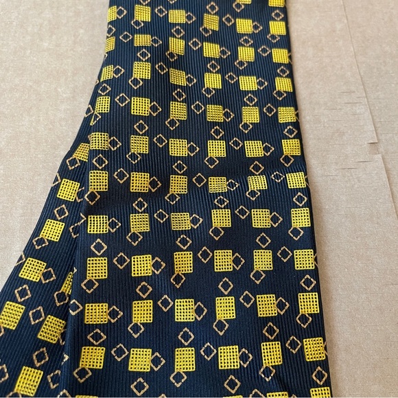 Brioni Roma Black and Gold Geometric Tie - Picture 3 of 9